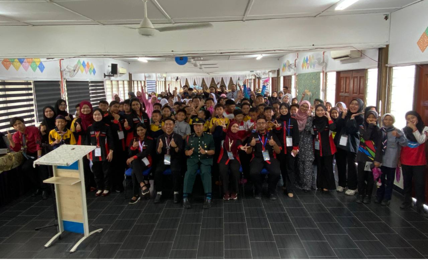 Sesi fotografi peserta SK Slim River bersama fasilitator