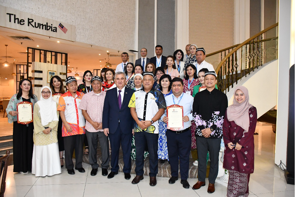 Tuan Yang Terutama Dr. Karomidin Gadoev (lima dari kiri) bergambar bersama barisan pengurusan tertinggi UPSI dan 22 orang peserta program sempena Program International Professional Development Training for Uzbekistan Teachers 2025 di di Hotel Grand Barakah, Ampang, Selangor.