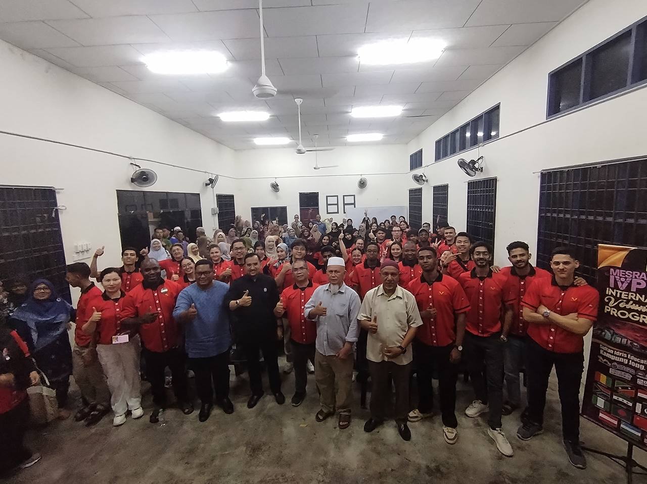 Pengerusi MARA, Datuk Wira Dr Asyraf Wajdi Dusuki bergambar bersama para peserta program MESRA: International Volunteering Programme (IVP) 2.0 sempena majlis penutupan yang diadakan di Kampung Jong, Perak
