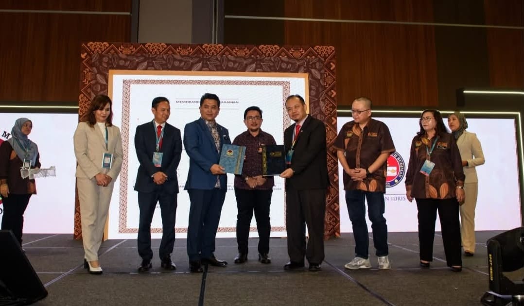 Prof Madya Dr Ridzwan ( empat dari kanan) yang mewakili UPSI bertukar Dokumen Memorandum Persefahaman dengan Datuk Dr Ramle yang mewakili MCB.