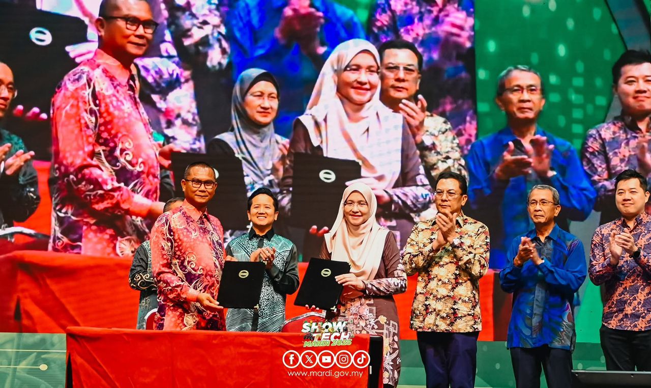 Prof Dr Rosmilah ( dua dari kanan) bertukar dokumen MoU dengan Datuk Dr. Mohamad Zabawi sambil disaksikan oleh Datuk Athur Joseph Kurup ( tengah).