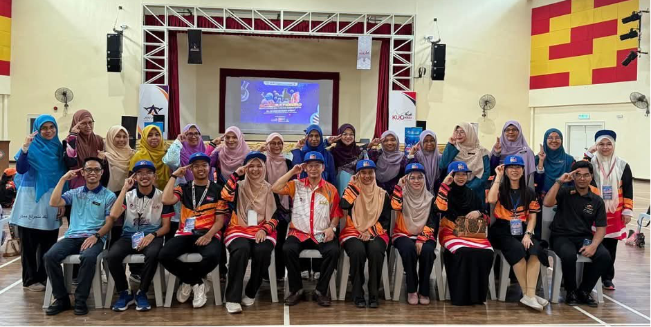 Dekan Fakulti Sains dan Matematik, Prof. Dr. Mohd Faizal Nizam Lee Abdullah bersama para saintis, guru pengiring dan sebahagian ahli jawatankuasa semasa sesi pendaftaran.