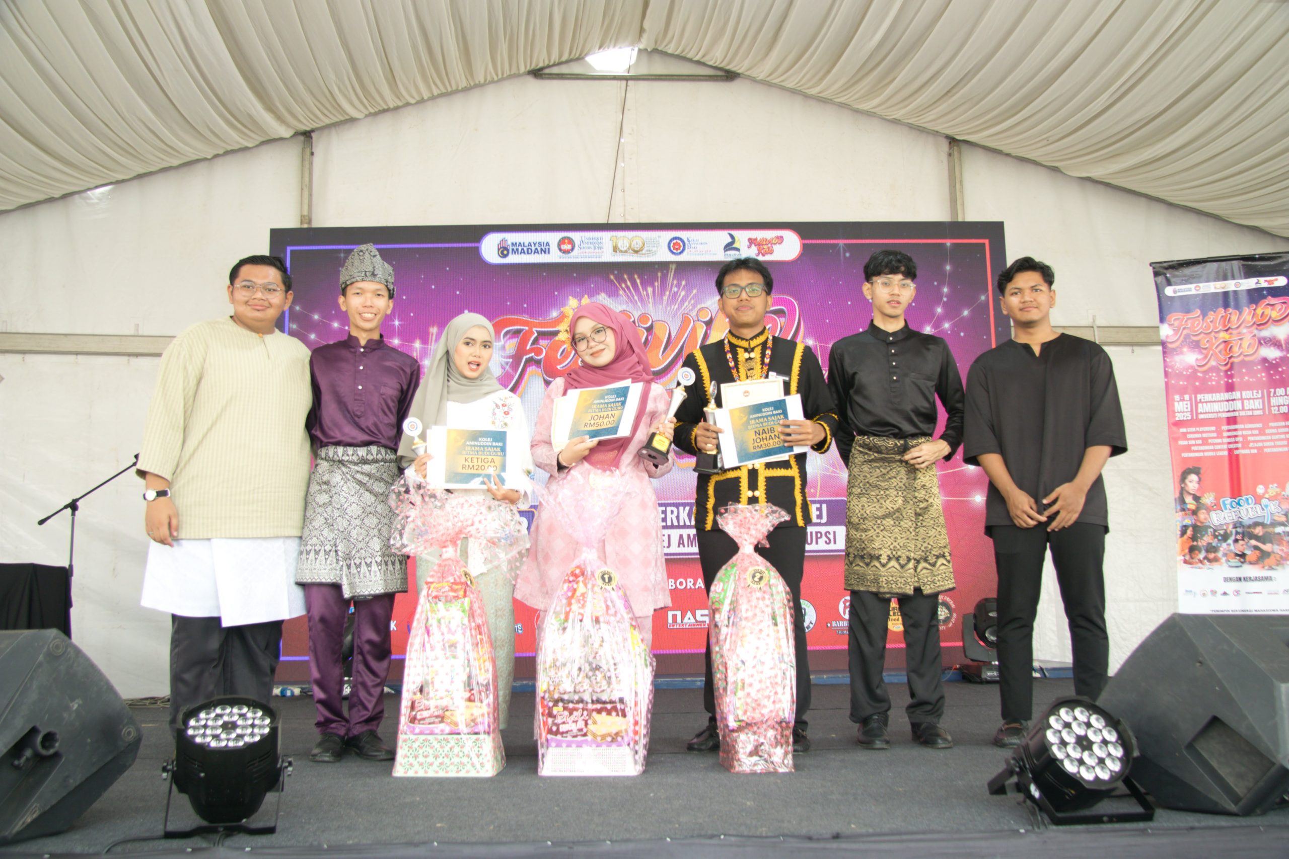 Peserta sajak bersama di atas pentas