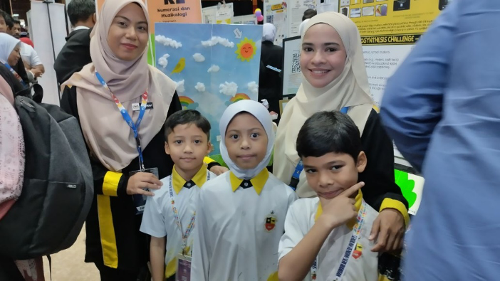 Pasukan SRSB bersama guru pembimbing di Program Edu@Innovate 2025, UPSI.