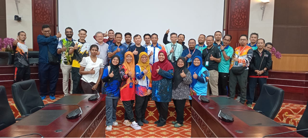 Peserta bergambar kenangan bersama penceramah, Encik Chong Jen Huei, selepas sesi perkongsian teknologi - “Smart Campus by Motorola” sempena Bulan Digital UPSI 2025.