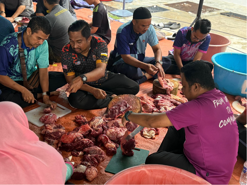 Aktiviti gotong-royong memotong daging korban oleh peserta dan sukarelawan terlibat.