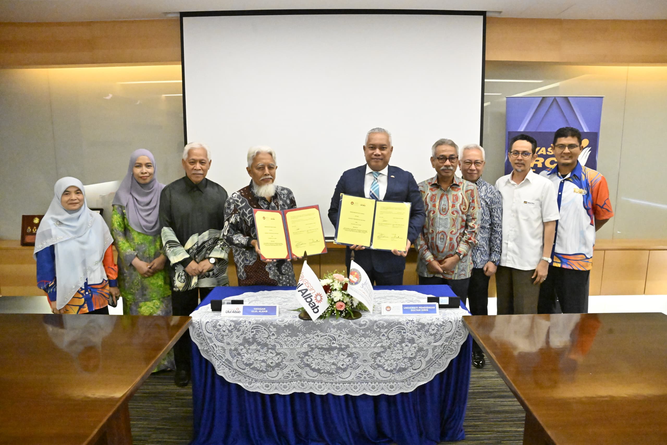 Profesor Datuk Dr. Md Amin Md Taff (lima dari kanan) dan Yang Mulia Engku Ahmad Kamel Yang Mulia Engku Taib (empat dari kiri) bergambar sambil memegang dokumen MoU