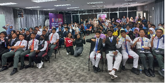 Para peserta Perak Maker Fair 2025 terdiri daripada pelajar dan guru sekolah menengah di negeri Perak bergambar kenangan selepas tamat program