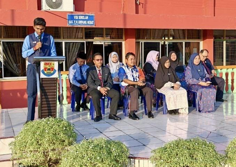 Penyampaian STEM in 30 seconds oleh wakil pelajar SEMEKA, Yogannath A/L Subashankar (5 Sains)