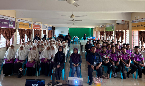 The facilitators, lecturer, teacher and students during the closing of the Li-Pro Challenge program.