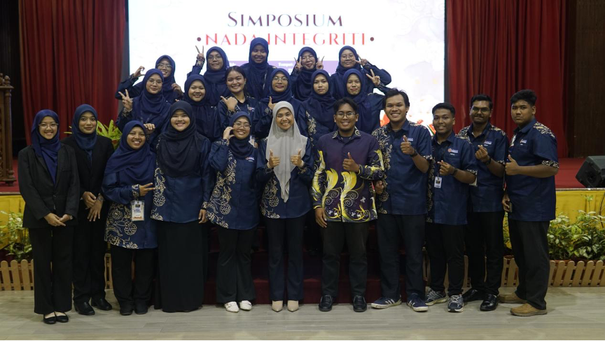 Pn. Noraini bt Sapuan bersama presiden AMAR UPSI bergambar bersama-sama AJK pelaksana program