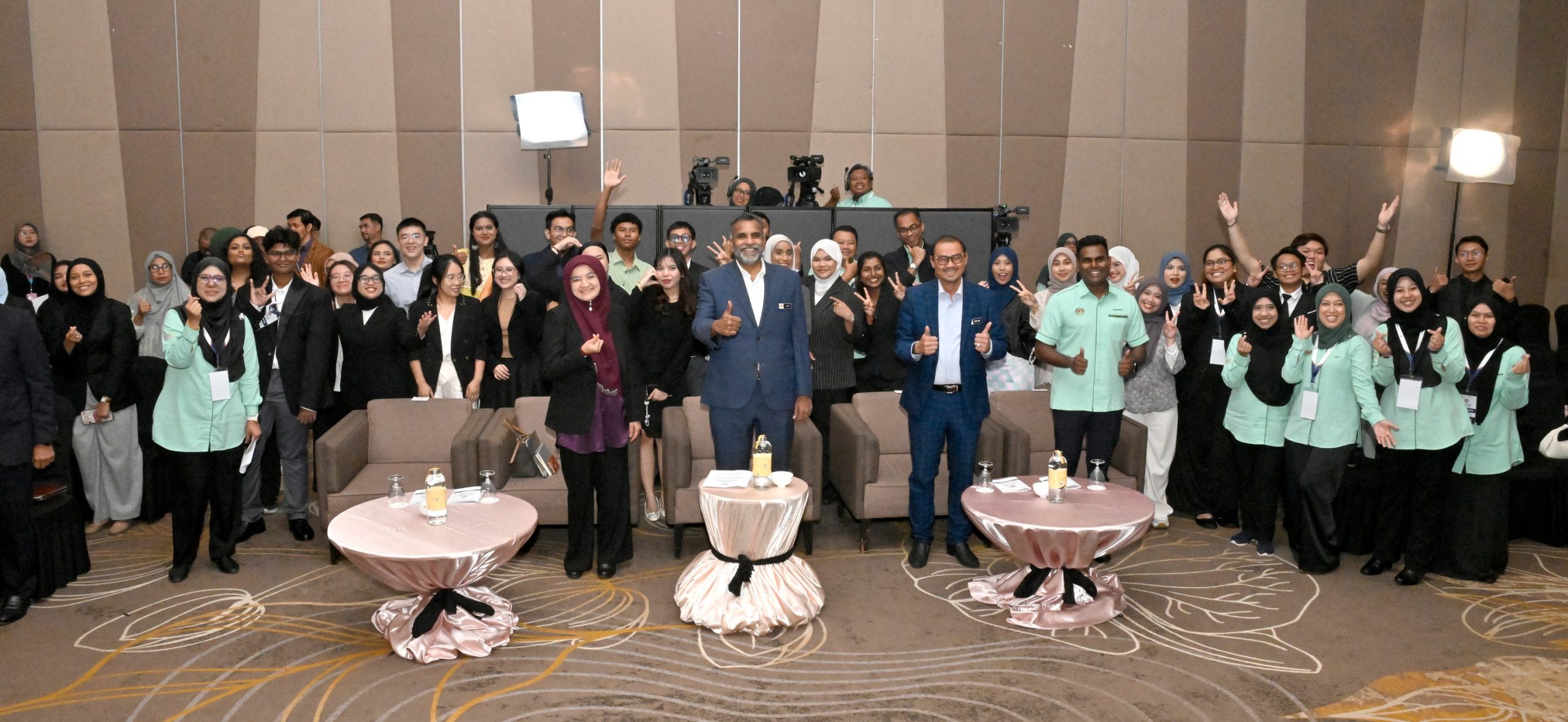Mano Verabathran bergambar bersama barisan pengurusan IPPTAR dan UPSI serta peserta sempena majlis perasmian Persidangan Antarabangsa Komunikasi, Budaya dan Media Kontemporari (GLOCOM 2025) di Hotel The Everly Putrajaya.