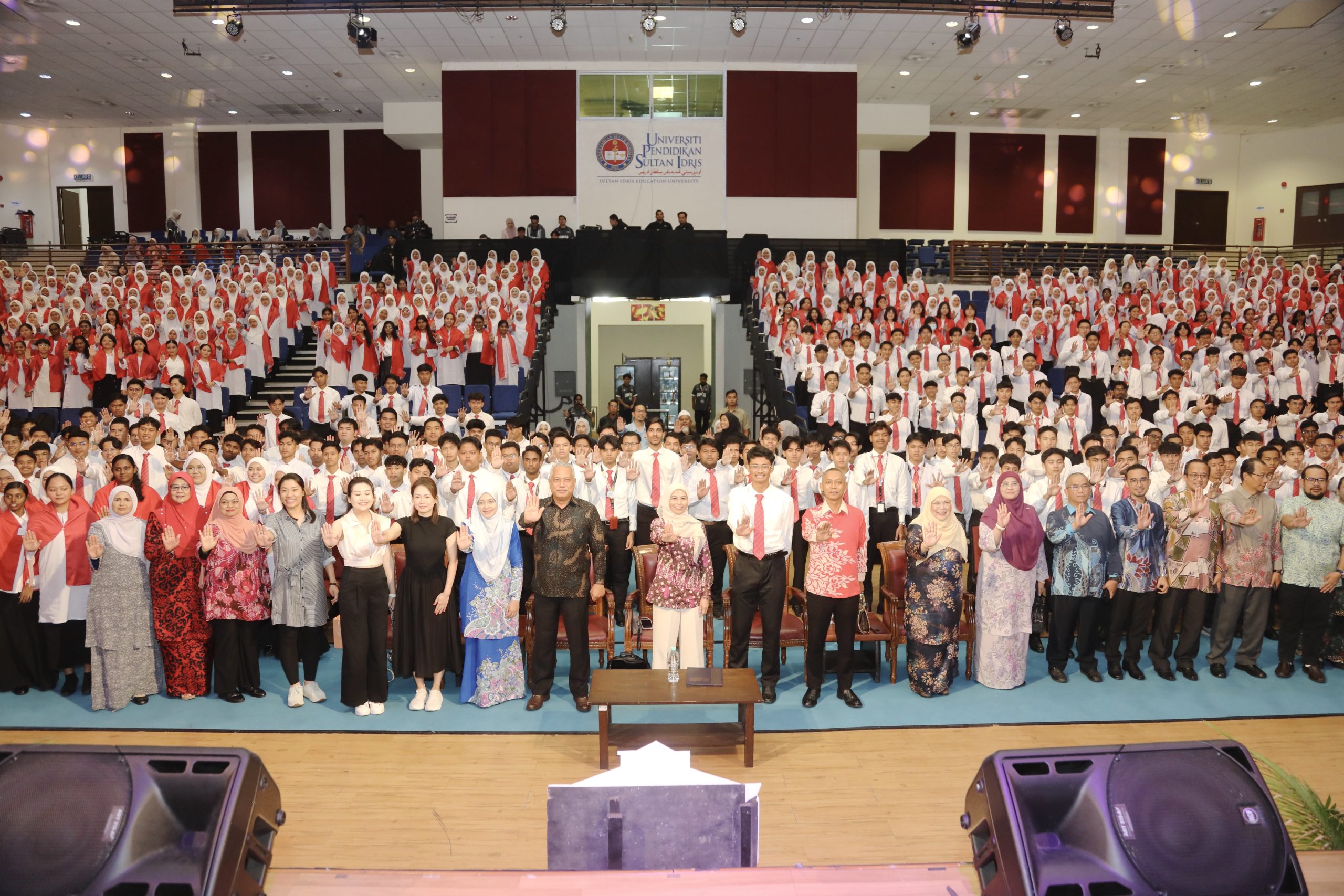 Datuk Seri Dr. Noraini Ahmad dan barisan pengurusan tertinggi UPSI bergambar bersama pelajar baharu Diploma UPSI sempena Program Advokasi Kesihatan dan Kebersihan Siswi: Sihat Itu Cantik di Panggung Percubaan, Kampus Sultan Azlan Shah, UPSI baru-baru.