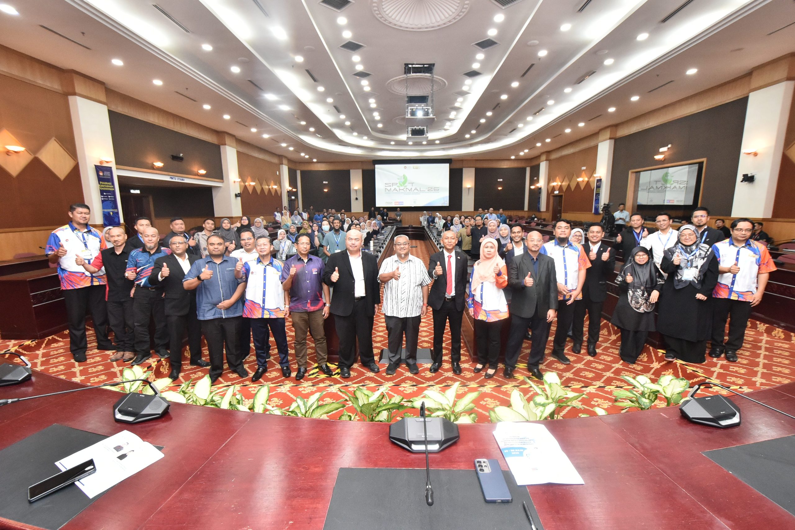 Tuan Mohd Zaidi Aziz serta barisan pengurusan tertinggi UPSI bergambar bersama kira-kira 80 peserta Seminar Perkongsian Amalan Terbaik Keselamatan dan Kesihatan Pekerjaan di Makmal dan Bengkel (SPAT MAKMAL 2025) di Dewan Konvensyen, Bangunan E-Learning, Kampus Sultan Abdul Jalil Shah, UPSI.