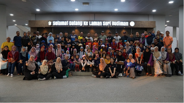 Murid-murid, guru-guru dan ibu bapa bergambar di Laman Seri Budiman sebelum bergerak ke MARDI Tanjong Karang dengan menaiki bas