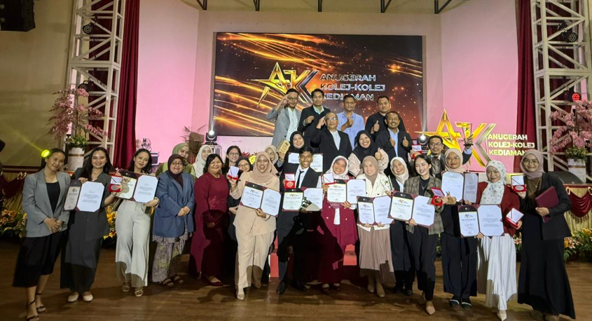 Pengetua UKLK bersama barisan MMKLK, felo dan pentadbir yang turut hadir bagi meraikan kejayaan ini.