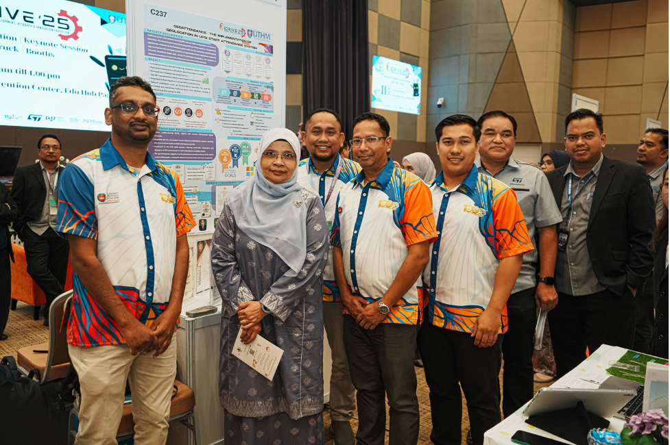 Ahli Kumpulan bergambar bersama Prof. Ts. Dr. Rabiah binti Ahmad, Timbalan Naib Canselor (Penyelidikan dan Inovasi), UTHM