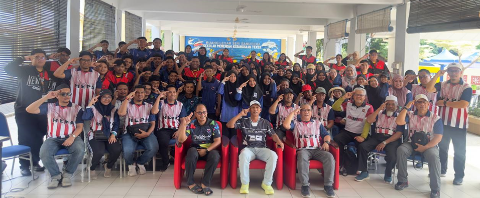Bersama pelajar SMK Tekek sewaktu Majlis Perasmian.