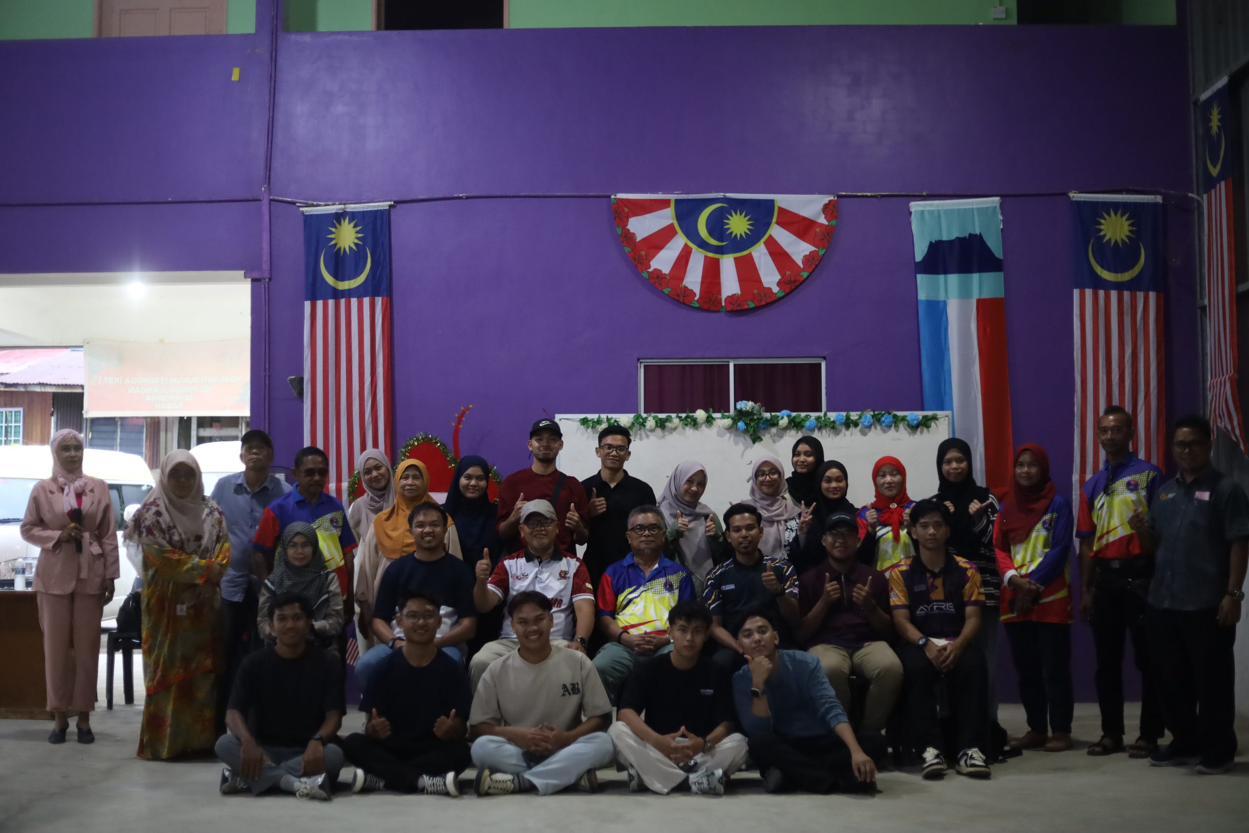 Sukarelawan dan penduduk kampung Tonggulangan di majlis penutup program