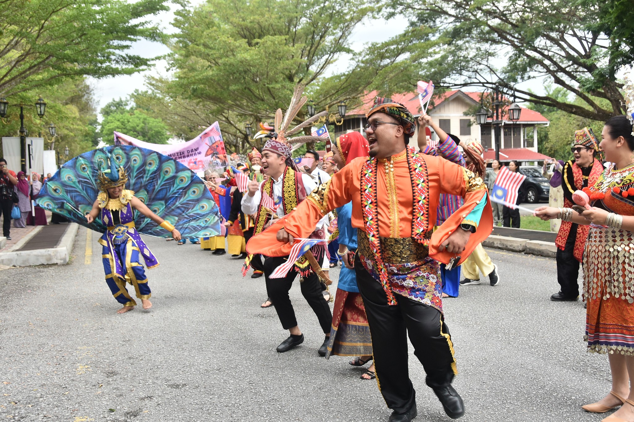 Kontinjen Fakulti Muzik dan Seni Persembahan UPSI yang diketuai oleh Dekannya, Profesor Madya Dr. Muhammad Fazli Taib Saearani (depan) ketika mempersembahkan tarian sempena perarakan pakaian tradisional di Kampus Sultan Abdul Jalil Shah UPSI.