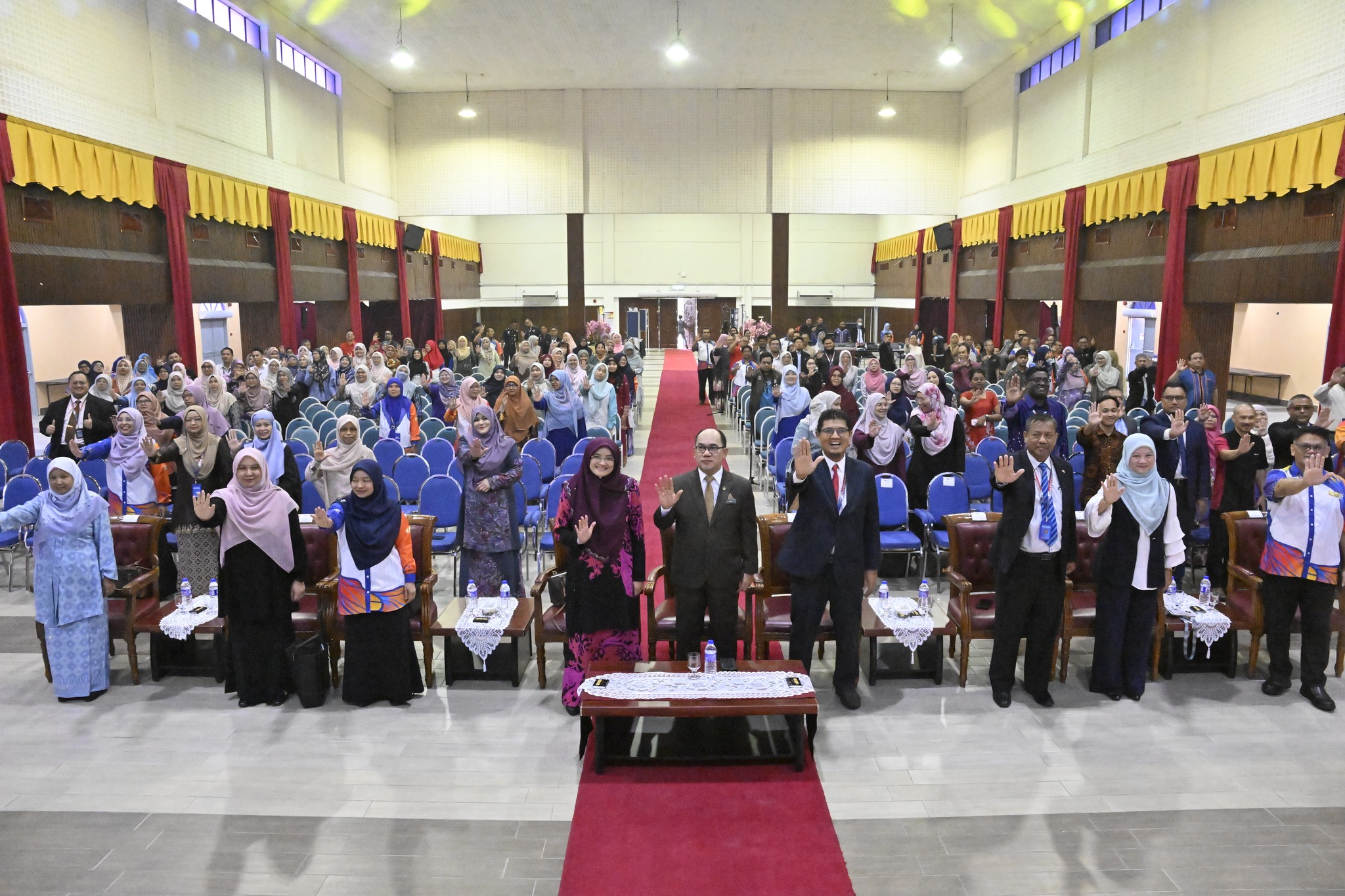 Mohammad Shatar (tengah) bersama-sama warga UPSI yang mengikuti taklimat APEL.M di Dewan SITC, Kampus Sultan Abdul Jalil Shah, UPSI.