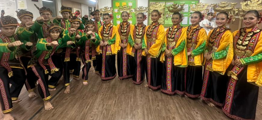 Kumpulan FMSP Dance Troupe yang terdiri dari 16 orang dari Fakulti Muzik dan Seni Persembahan (FMSP), Universiti Pendidikan Sultan Idris (UPSI).