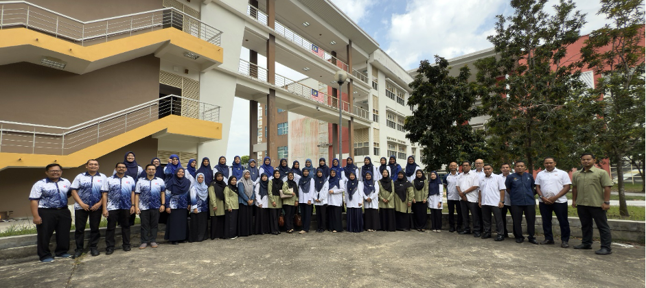 Delegasi guru-guru Fizik dan Sains beserta wakil PPD dari Daerah Lipis bersama staf di Jabatan Fizik, FSM, UPSI.