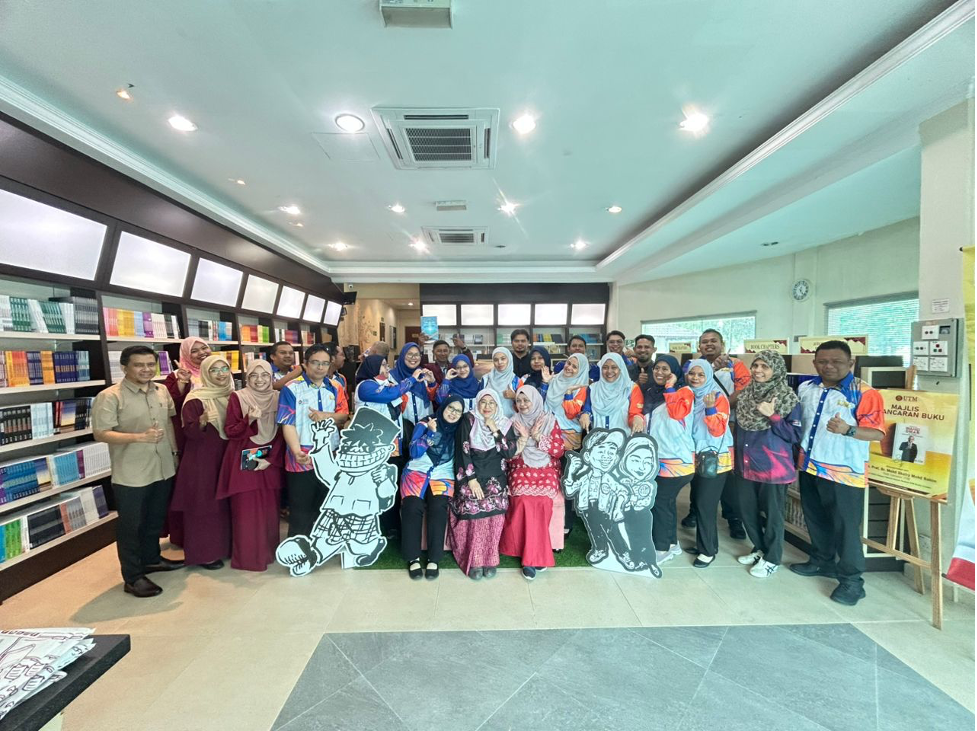 Bergambar Bersama Staf Penerbit UTM
