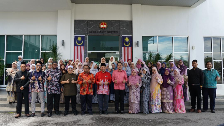 Bergambar bersama-sama semua peserta Kursus Pedagogi Guru KAFA selepas selesai perasmian penutup kursus.