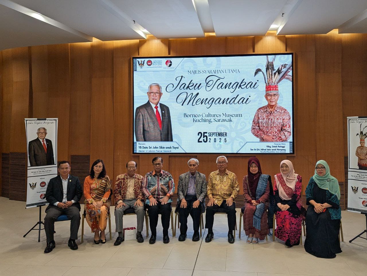 Pengucap Utama, Tan Sri (Dr.) Alfred Jabu anak Numpang (tengah) bergambar bersama Datuk Sri John Sikie (empat dari kanan) dan barisan pengurusan tertinggi UPSI sempena Majlis Syarahan Utama Jaku Tangkai Mengandai di Auditorium Borneo Cultures Museum.