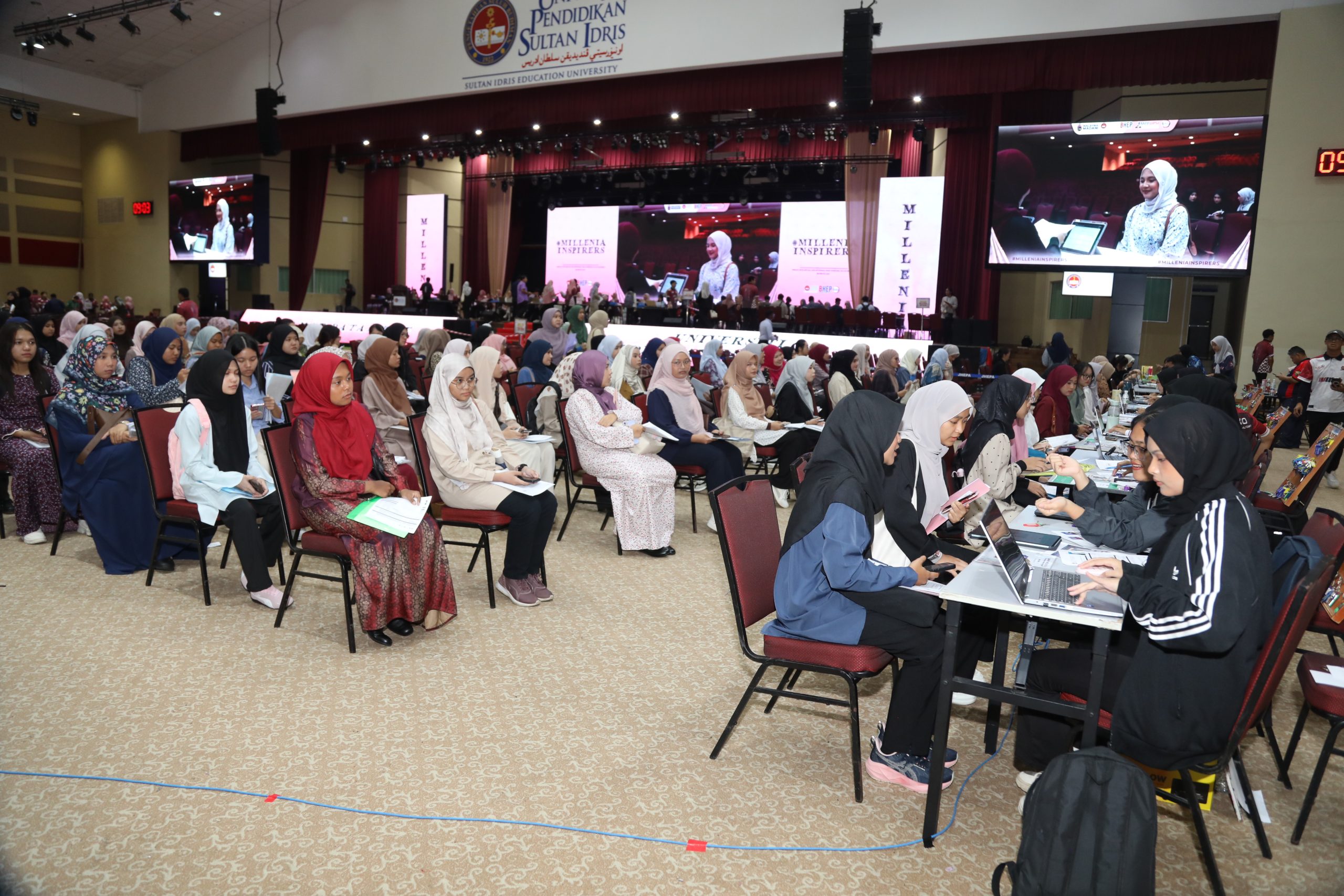 Pelajar baharu UPSI ketika menunggu giliran bagi mendaftarkan diri sebagai pelajar baharu UPSI ambilan September 2025/2026 di Dewan Tuanku Canselor, Kampus Sultan Azlan Shah, UPSI.