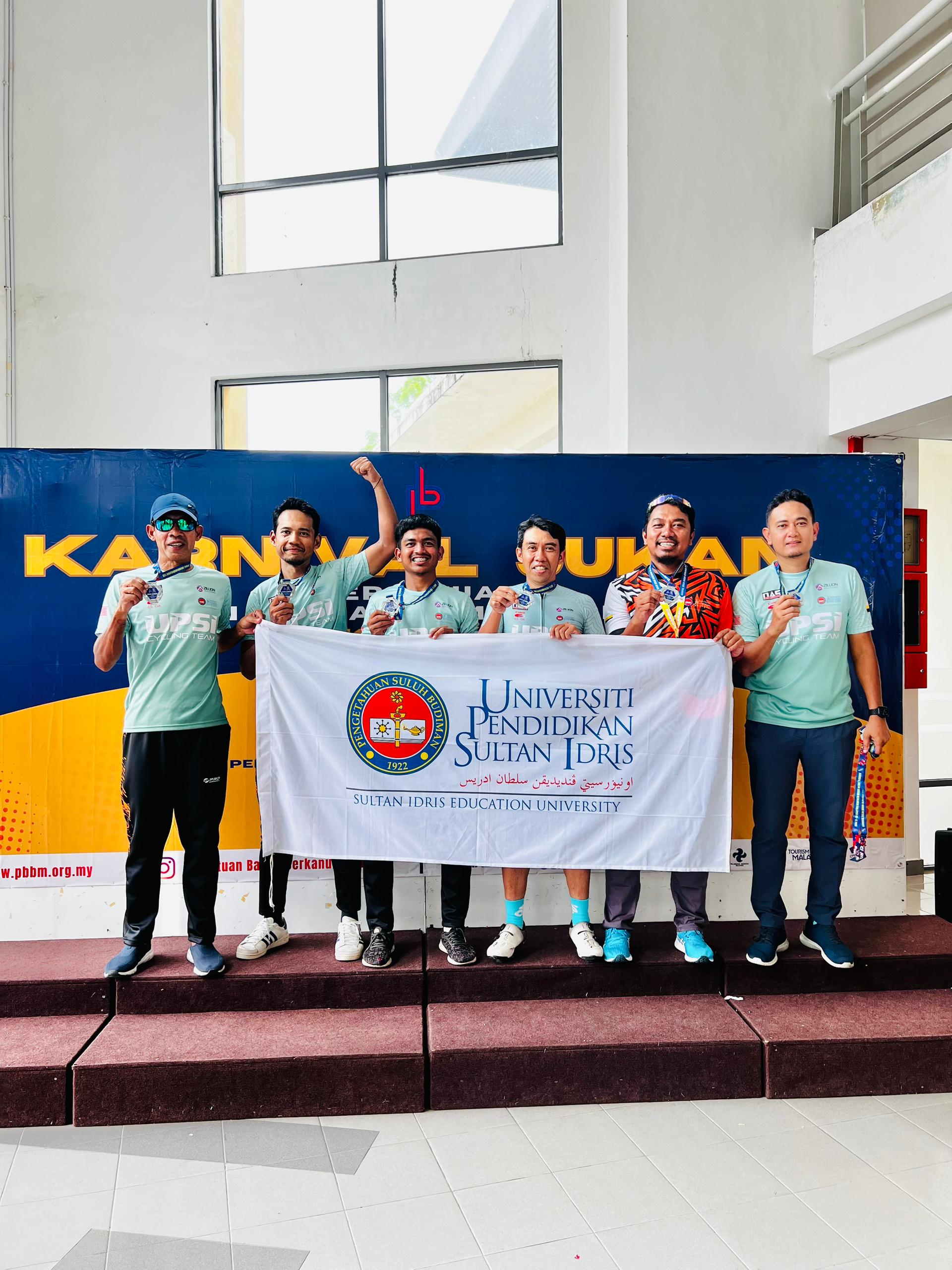 Pasukan berbasikal UPSI bergambar bersama pingat Perak yang diperolehi perak dalam acara Criterium Berpasukan pada kejohanan SUKANUN yang berlangsung di UiTM Seri Iskandar