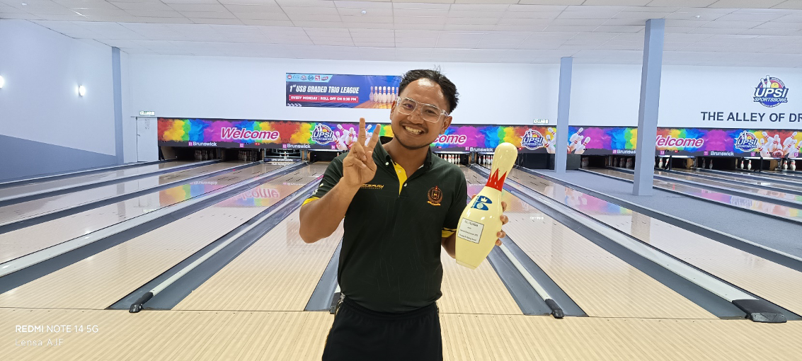 Dr Aizuddin bersama Piala Kemenangan