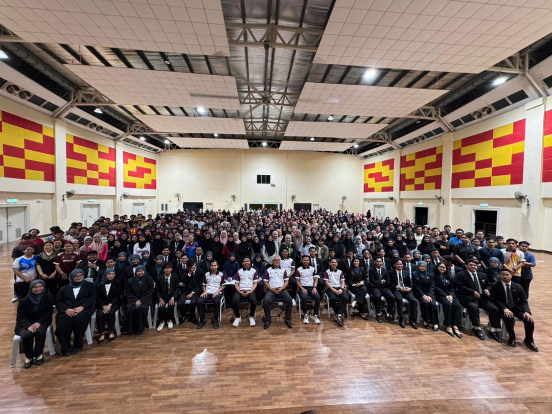 Gambar bersama Pelajar Baharu Kolej Ungku Omar