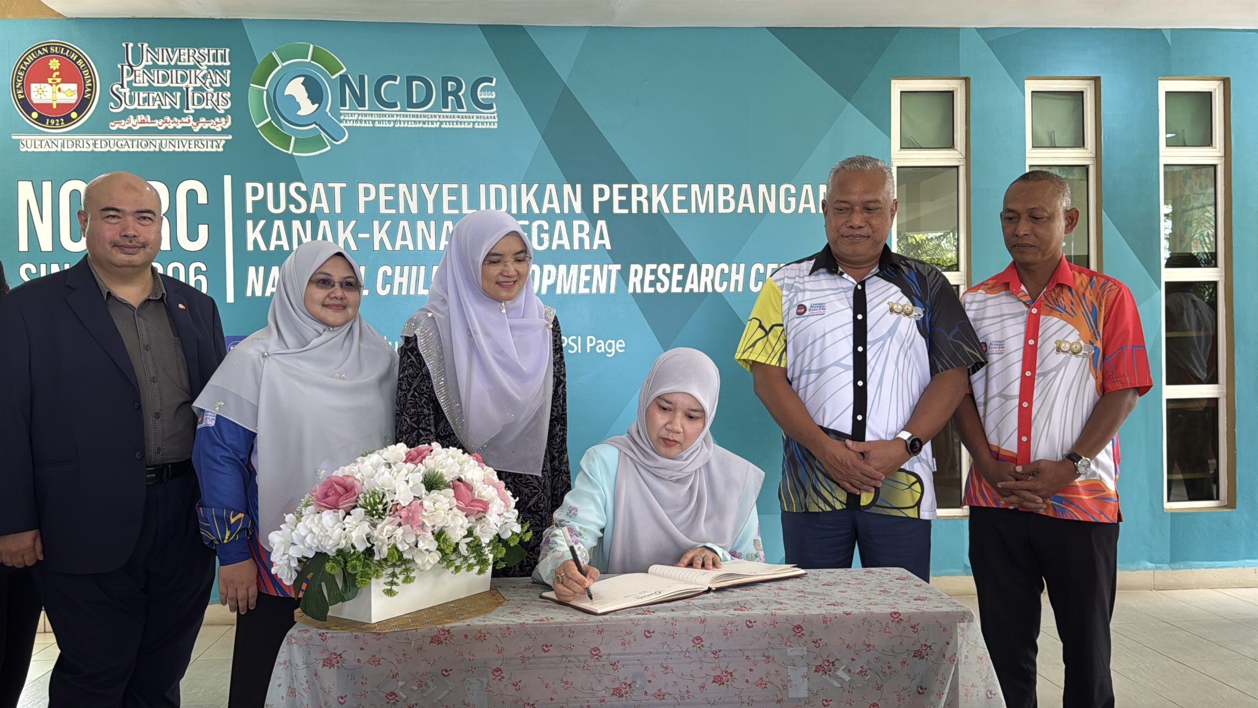 Menteri Pendidikan, Fadhlina Sidek ketika menandatangani buku pelawat NCDRC UPSI