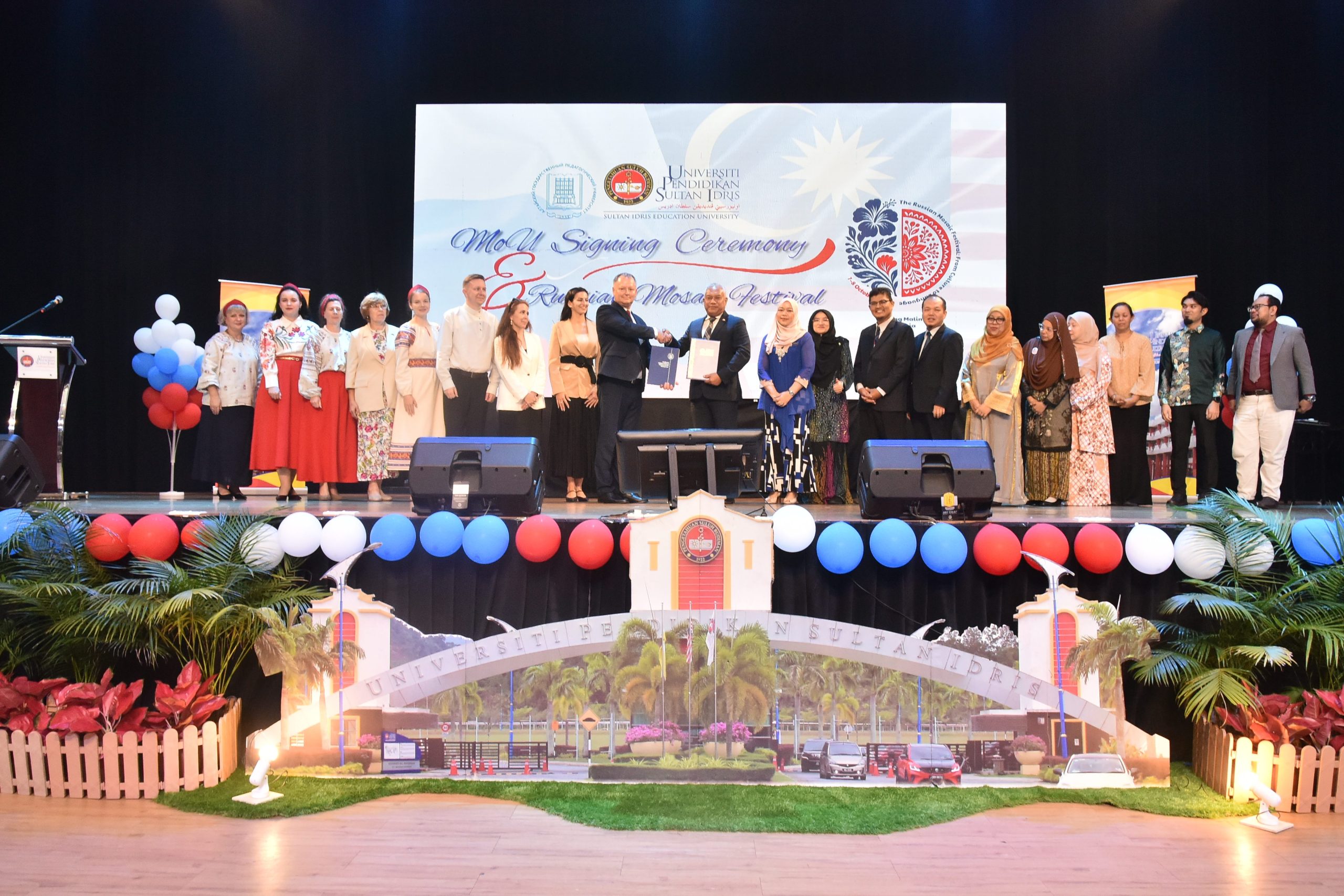 Md Amin (sebelas dari kanan) ketika bertukar dokumen MoU bersama , Kaigorodov Eugenii pada Majlis Menandatangani MoU di antara UPSI dan Altai State Pedagogical University Rusia di Panggung Percubaan, Kampus Sultan Azlan Shah, UPSI.