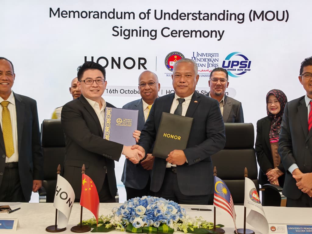 Md Amin (dua dari kanan, hadapan) berjabat tangan bersama Li Jing (tiga dari kanan, hadapan) ketika sesi pertukaran dokumen MoU antara UPSI dan HONOR dalam satu majlis di Ibu Pejabat HONOR, Shenzhen, China.