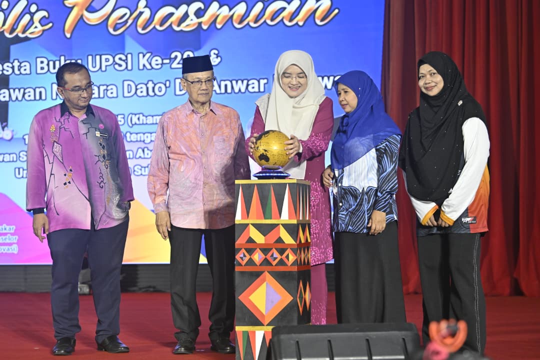Dr. Suriani (tiga dari kanan) ketika menyempurnakan gimik perasmian Pesta Buku UPSI Ke-20 di Dewan SITC, Kampus Sultan Abdul Jalil Shah UPSI.