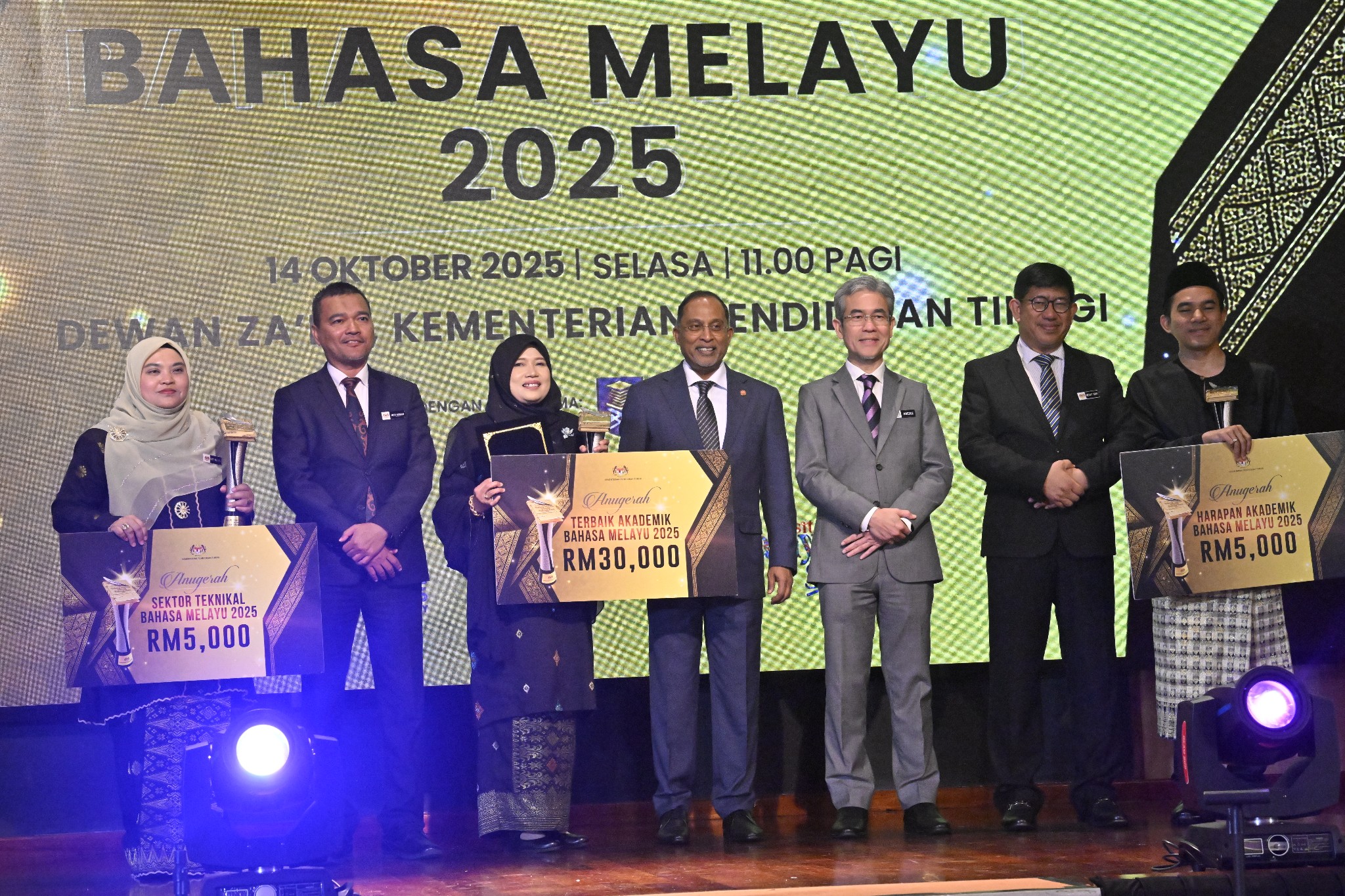 Dr. Norliza (tiga dari kiri) bergambar ketika menerima Anugerah Akademik Terbaik Bahasa Melayu 2025 yang disampaikan oleh Datuk Seri Dr Zambry (empat dari kanan) pada Majlis Anugerah Akademik Bahasa Melayu di Dewan Za’ba, KPT.