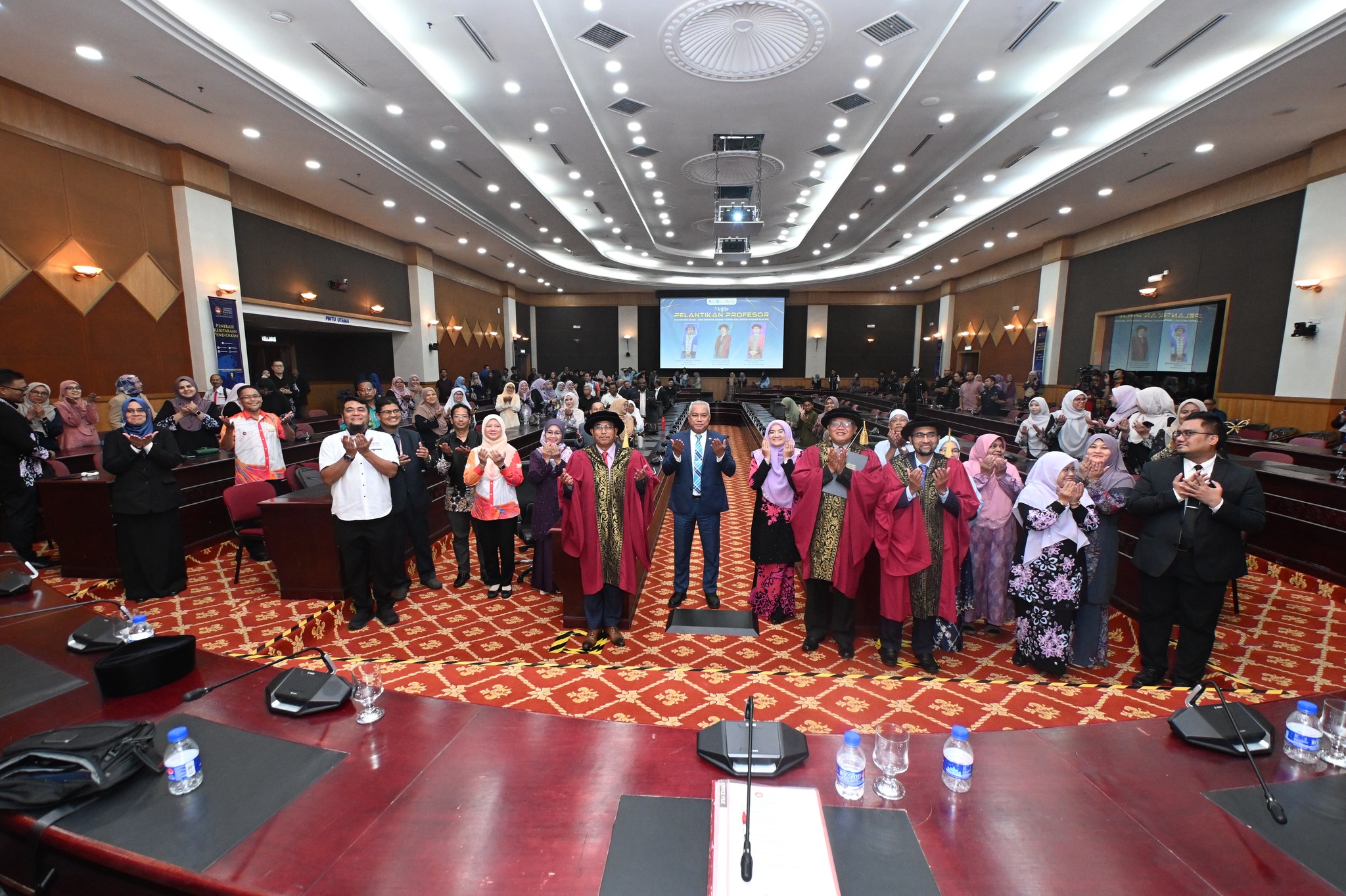 Md Amin (tengah) bergambar bersama barisan pengurusan UPSI serta kakitangannya sempena Majlis Pelantikan Profesor di Dewan Konvensyen, Kampus Sultan Abdul Jalil Shah, UPSI.