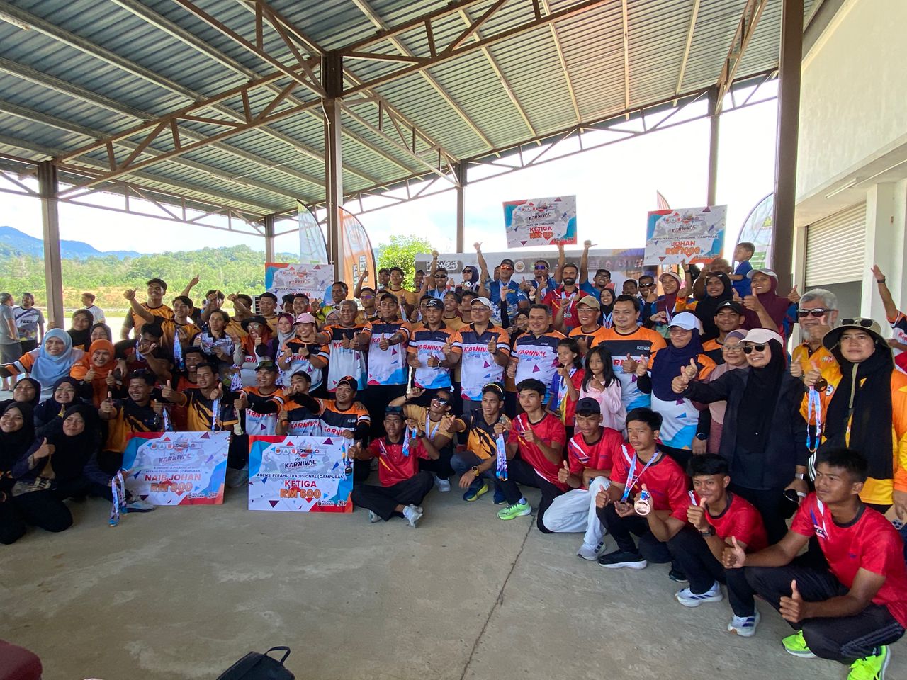 Atlet peserta Karnival Sukan Air 2025 bergambar kenangan bersama barisan pengurusan tertinggi UPSI dan pihak penganjur di Tasik Marina, Kampus Sultan Azlan Shah, Universiti Pendidikan Sultan Idris (UPSI)