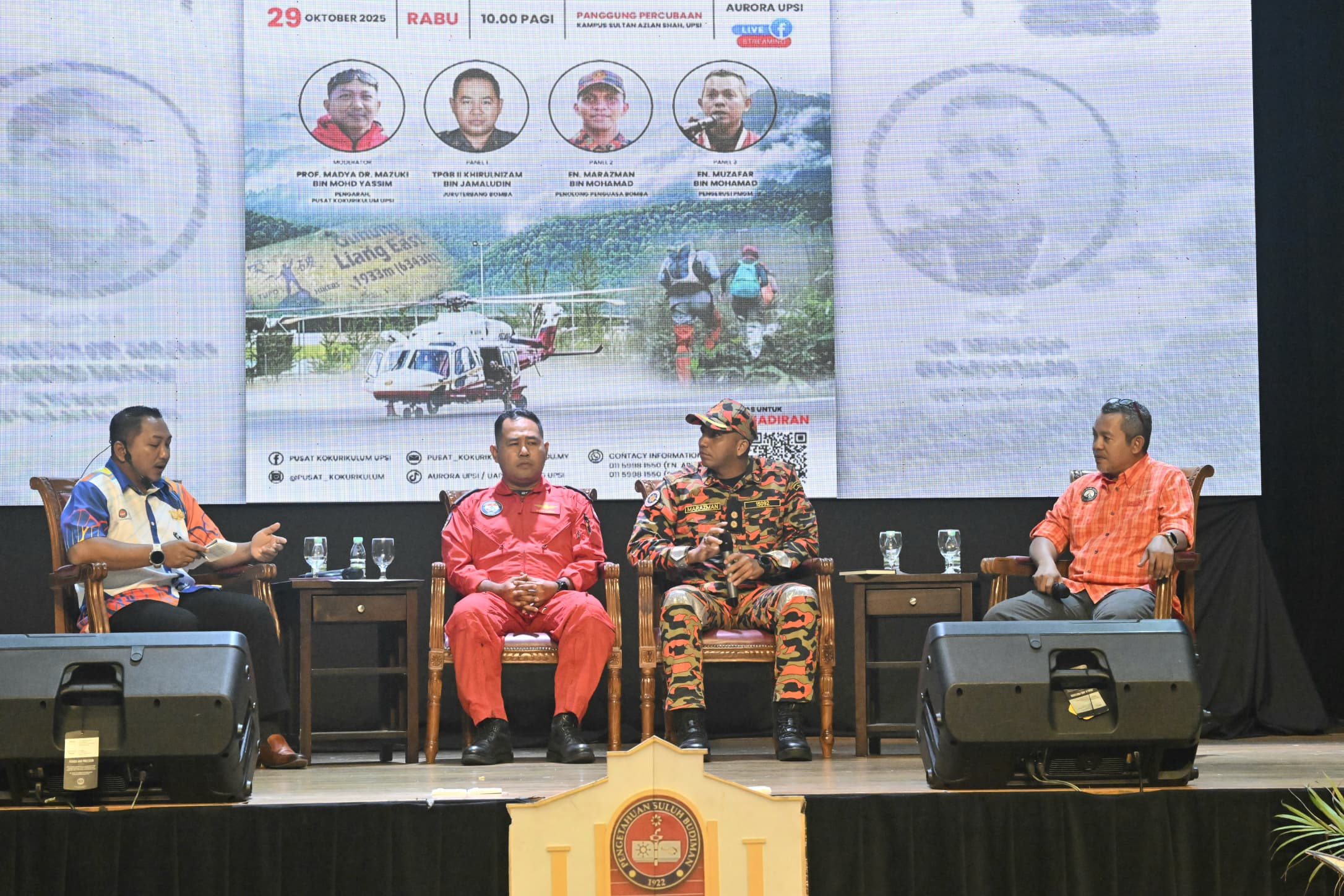 Forum “Liang Berdarah: Puncak Harapan atau Lembah Kedukaan” yang dikendalikan oleh Pengarah, Pusat Kokurikulum UPSI, Prof. Madya Dr. Mazuki Mohd Yasim (kiri)