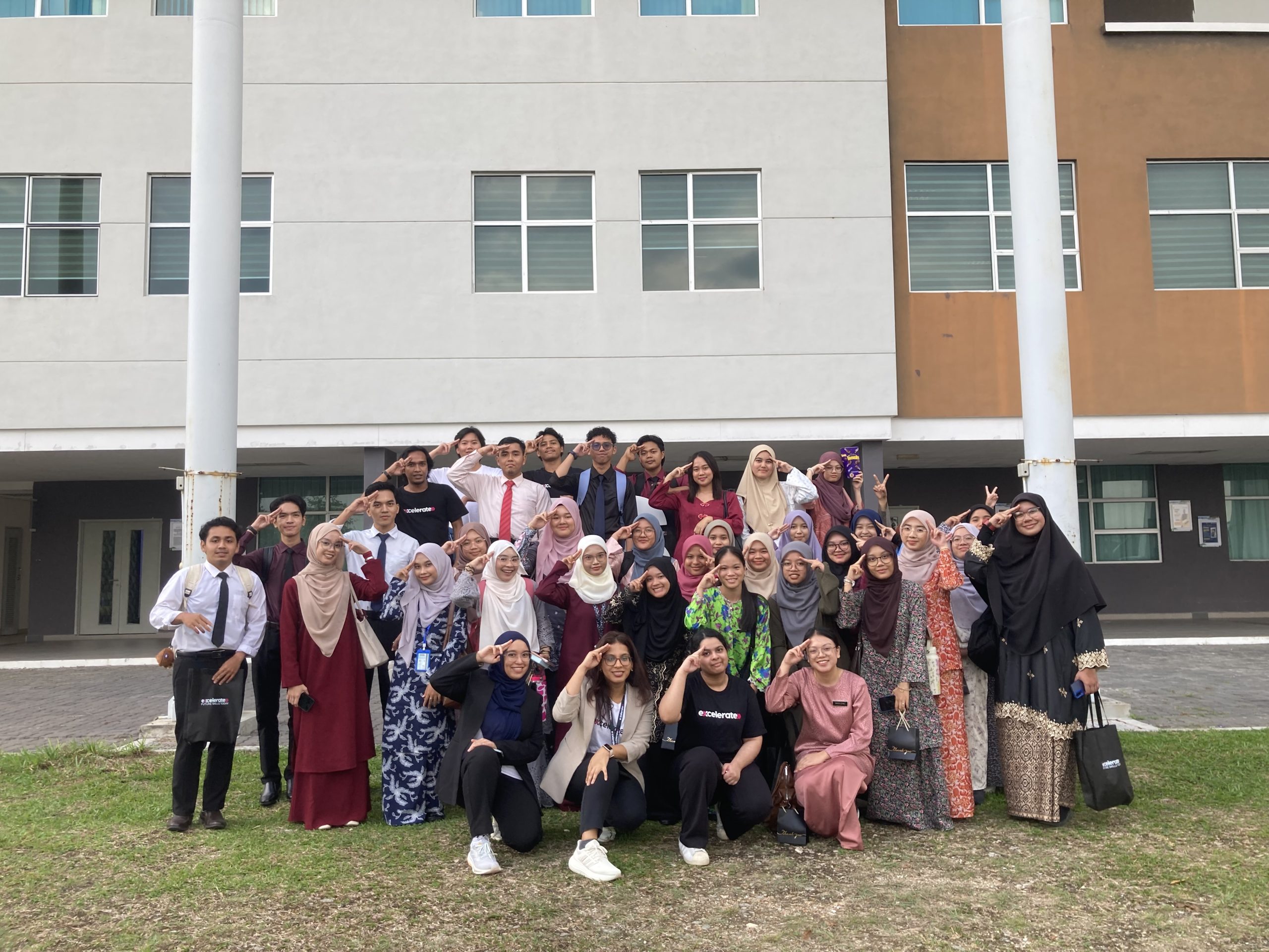 Gambar peserta bersama fasilitator Excelerate di akhir program.
