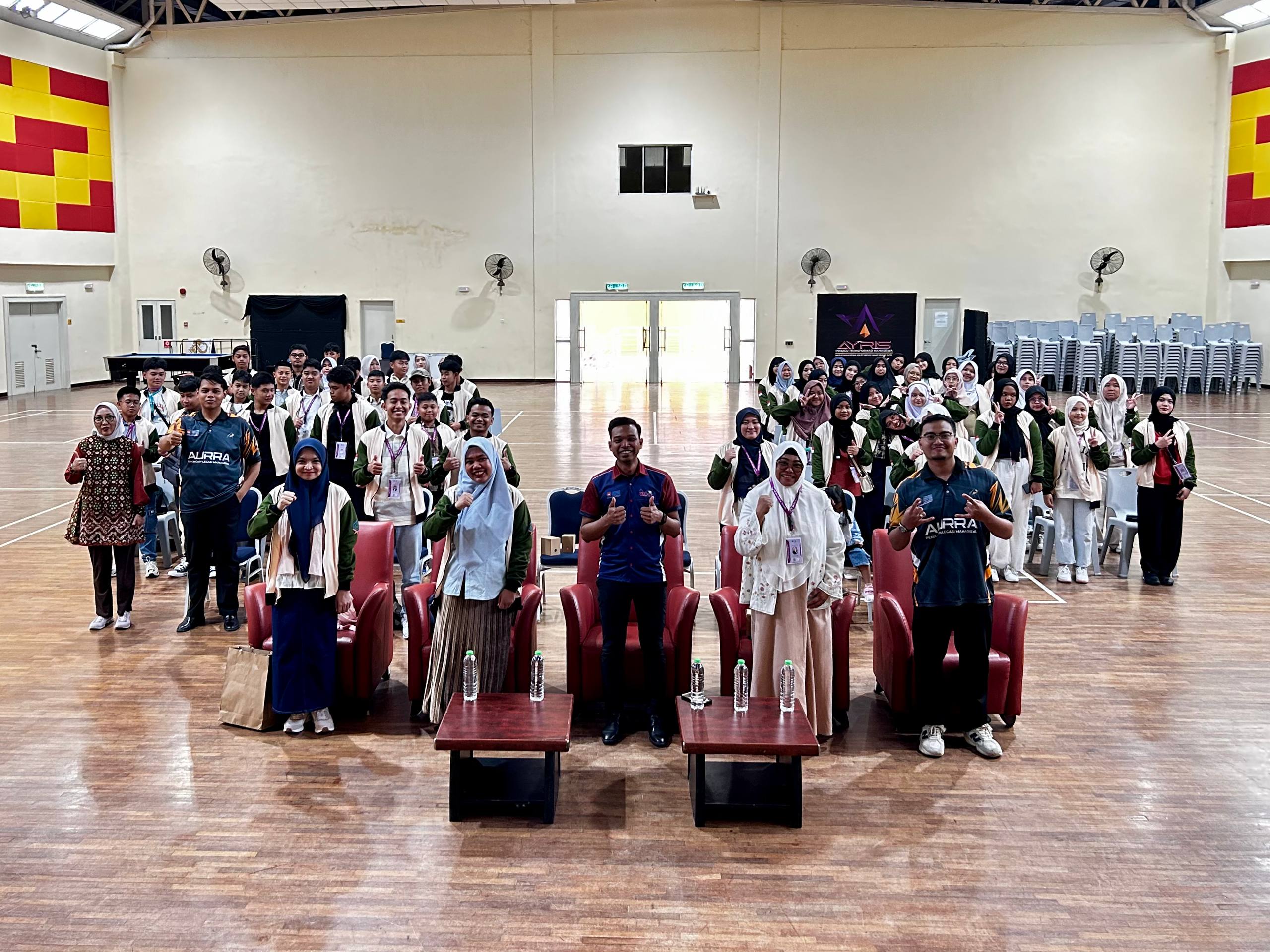 Delegasi SMPIT Harapan Mulia Palembang bergambar bersama dalam majlis pembukaan.