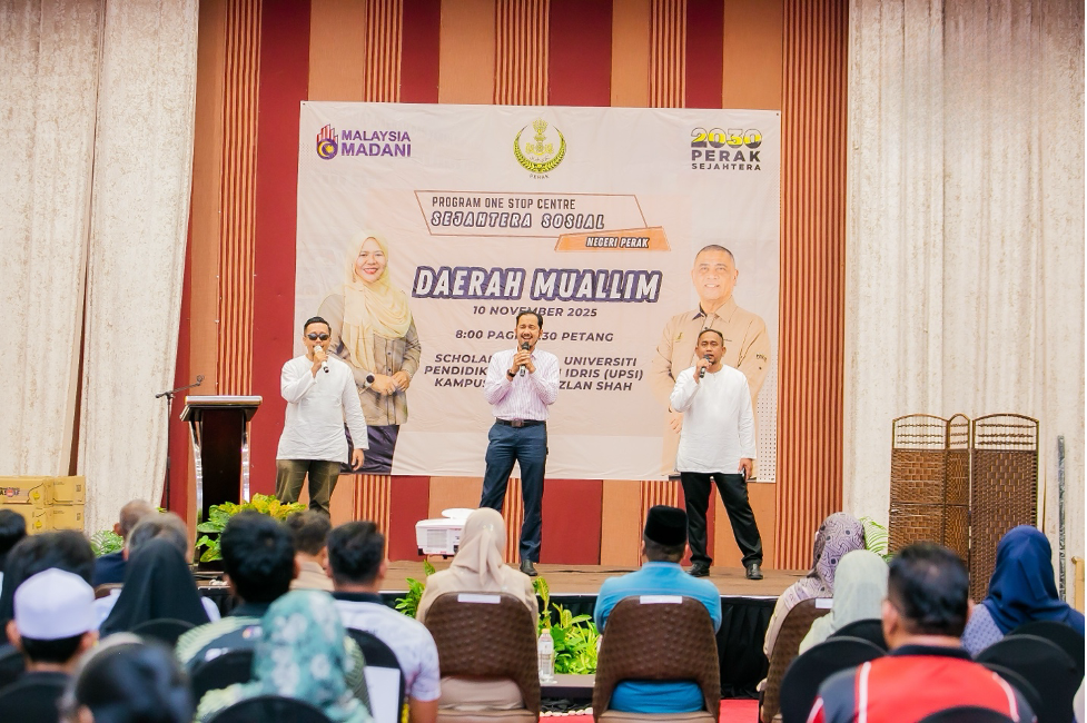 Kumpulan BiTaRa mempersembahkan lagu Jalinan UNIC disamping nyanyian acapella