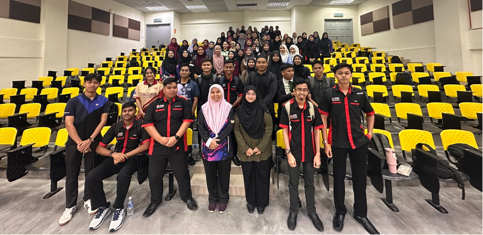 Bergambar bersama Cik Nur Farah Asyiqin selepas tamat sesi perkongsian
