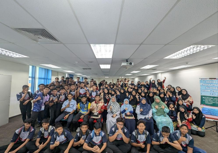 Bergambar bersama murid-murid dan guru SMK Trolak serta ahli jawatankuasa,