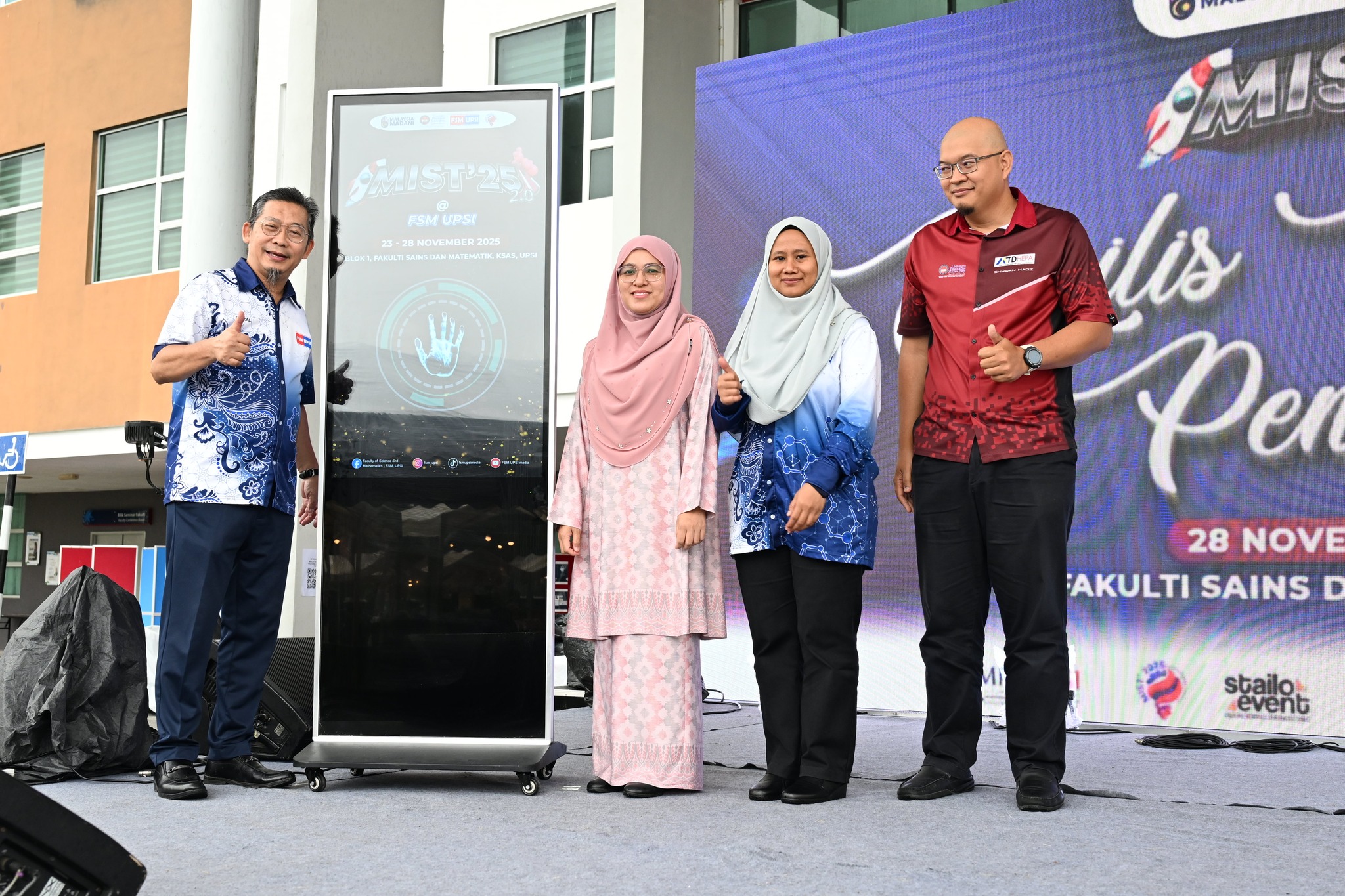 Mohd Faizal (kiri) ketika menyempurnakan gimik Perasmian Penutupan Muallim International Science, Technology, Mathematic and Sustainability Fiesta 2025 (MIST’25) 2.0 di foyer bangunan FSM UPSI, Kampus Sultan Azlan Shah