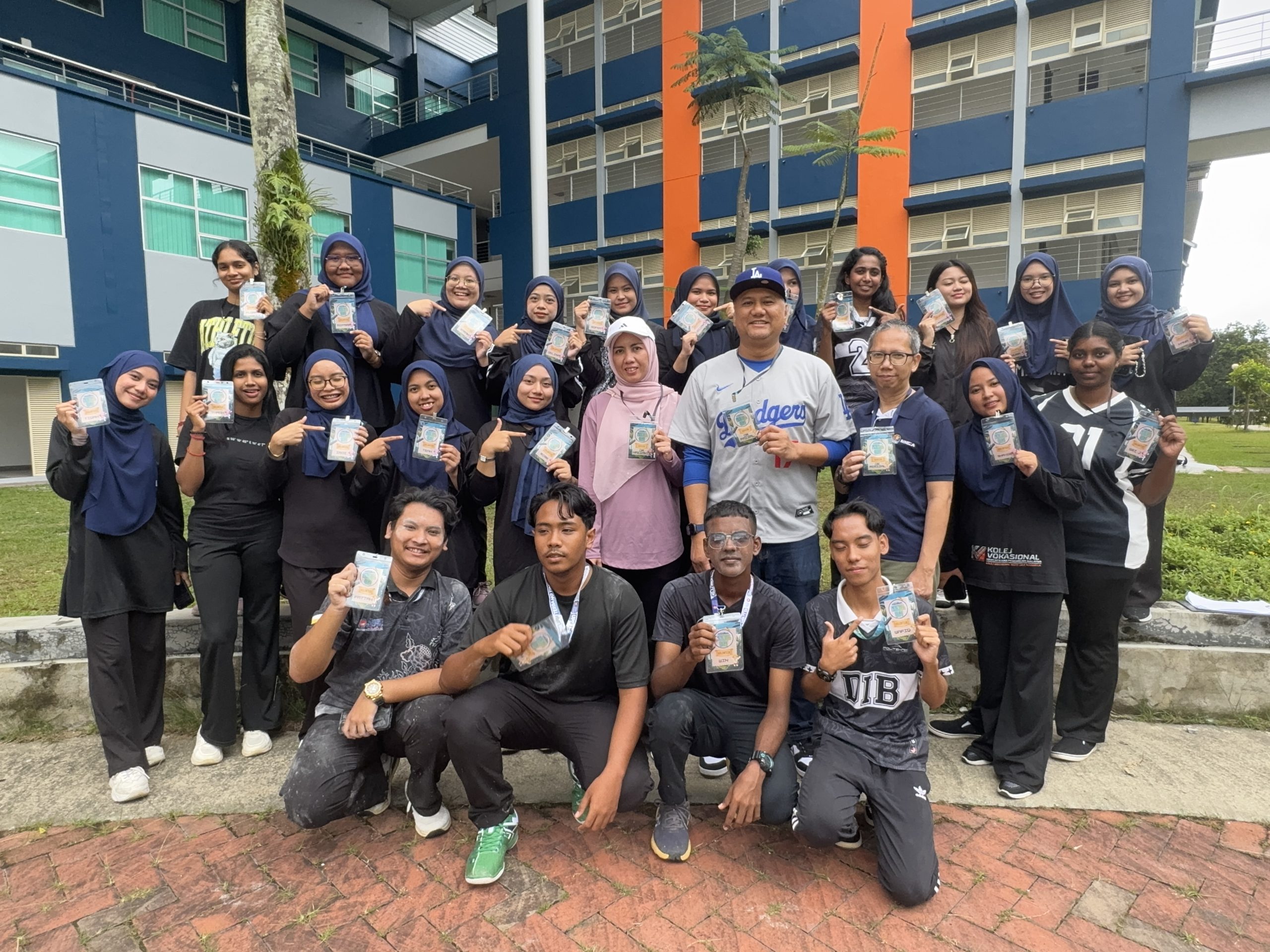 Barisan AJK dan pensyarah yang menjayakan program.