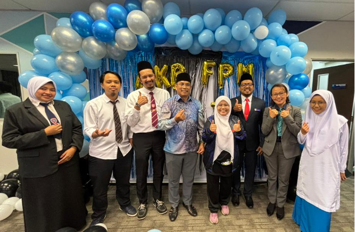 Prof Dr Abdul Talib bin Mohamed Hashim, Dekan FPM bersama pengurusan dan penasihat setiap persatuan dibawah Fakulti Pembangunan Manusia.